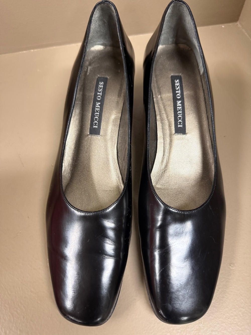 Sesto MEUCCI Gorgeous Black Pumps with Interesting Narrow Block Heel Narrow Size
